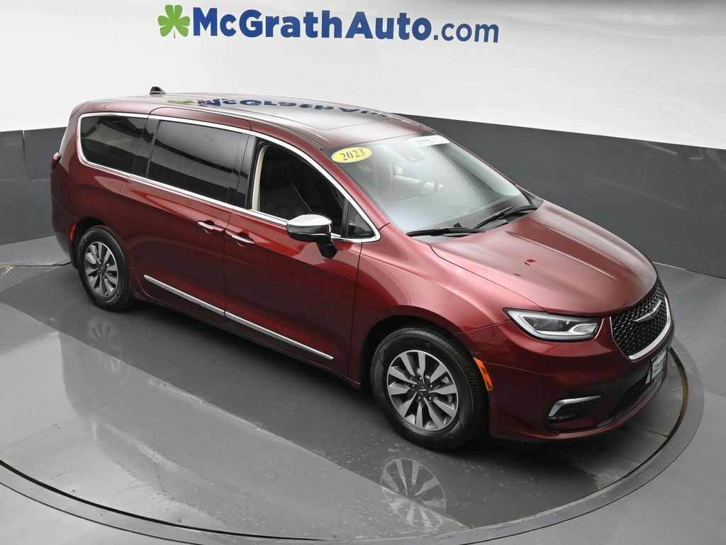 Used 2023 Chrysler Pacifica - photo 6