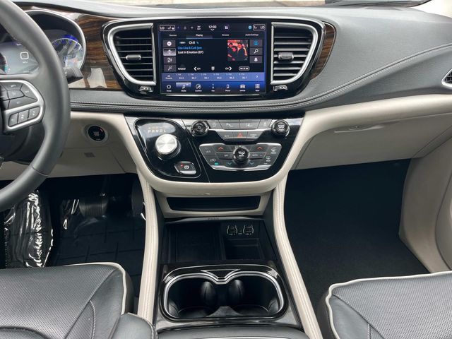Used 2023 Chrysler Pacifica - photo 10