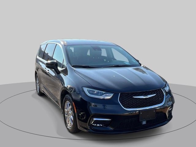 Used 2023 Chrysler Pacifica - photo 1