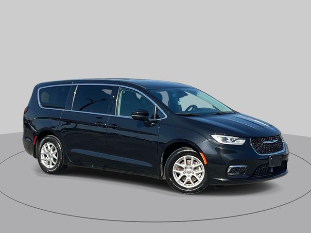 Used 2023 Chrysler Pacifica - photo 2