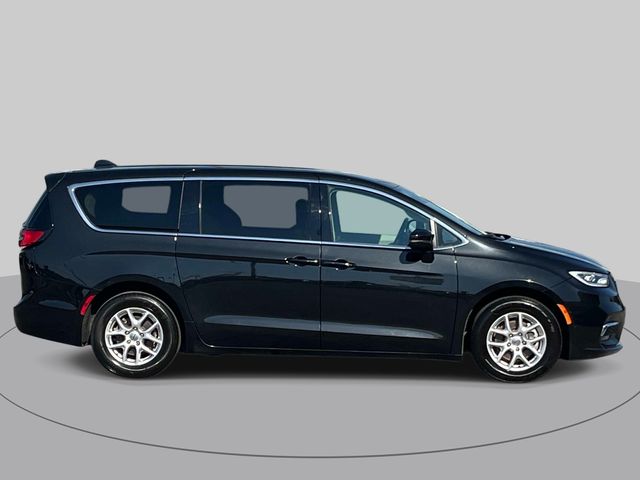 Used 2023 Chrysler Pacifica - photo 2