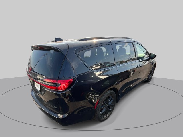 Used 2025 Chrysler Pacifica - photo 2