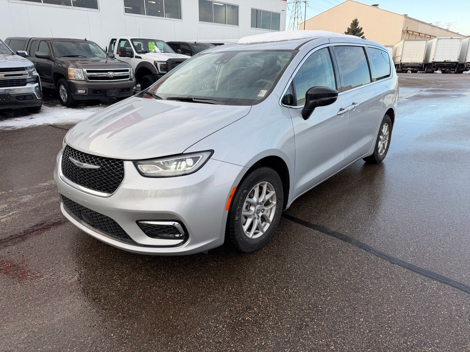 Used 2024 Chrysler Pacifica - photo 2