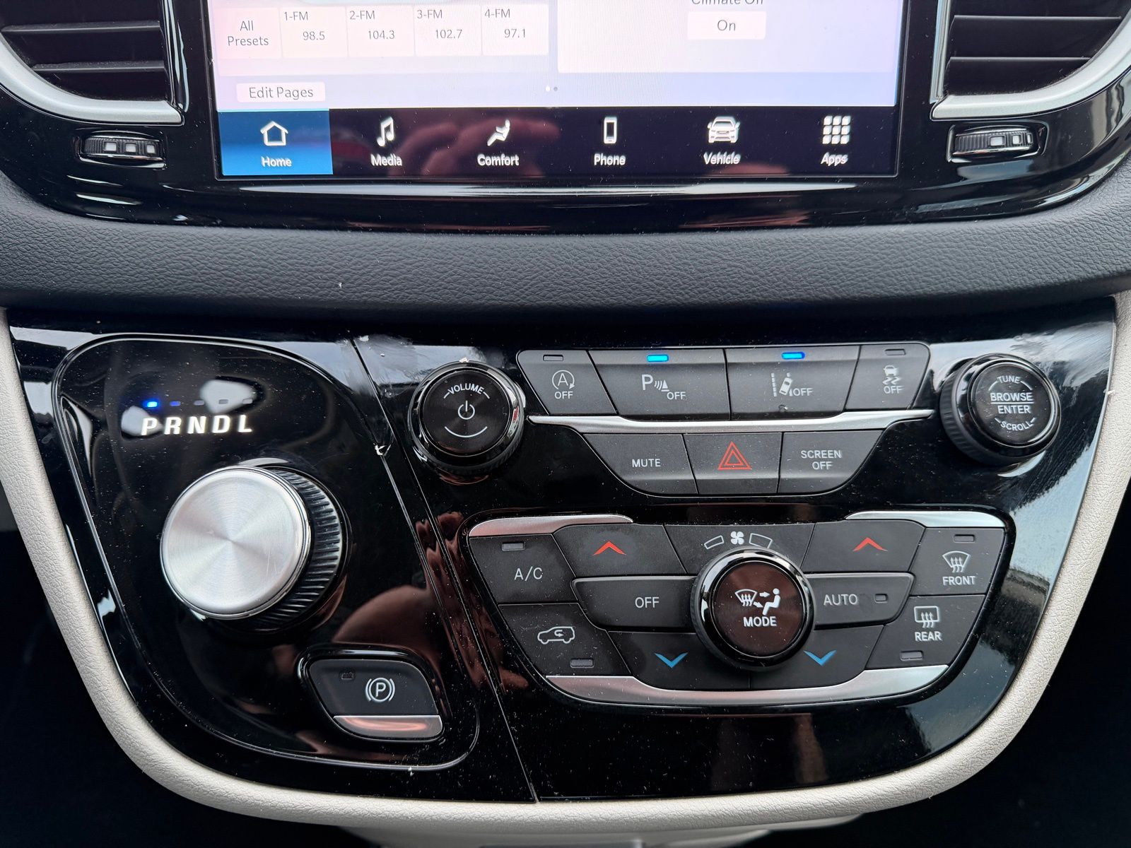 Used 2024 Chrysler Pacifica - photo 16