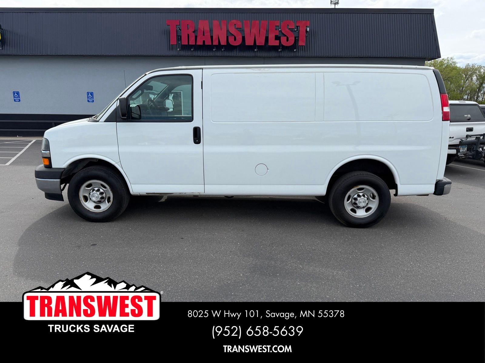 Used 2017 Chevrolet Express 3500 - photo 2