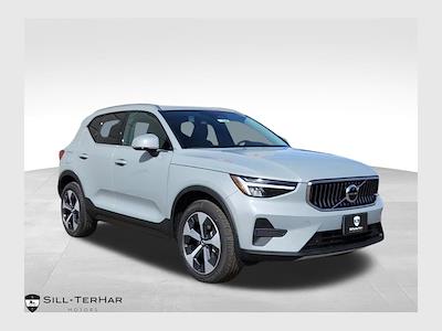 Used 2025 Volvo XC40 - photo 1