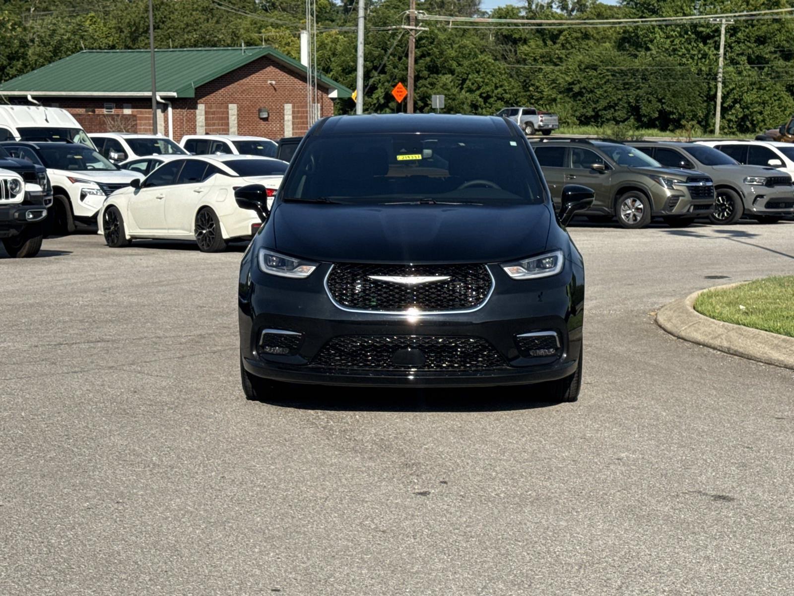Used 2026 Chrysler Pacifica - photo 2