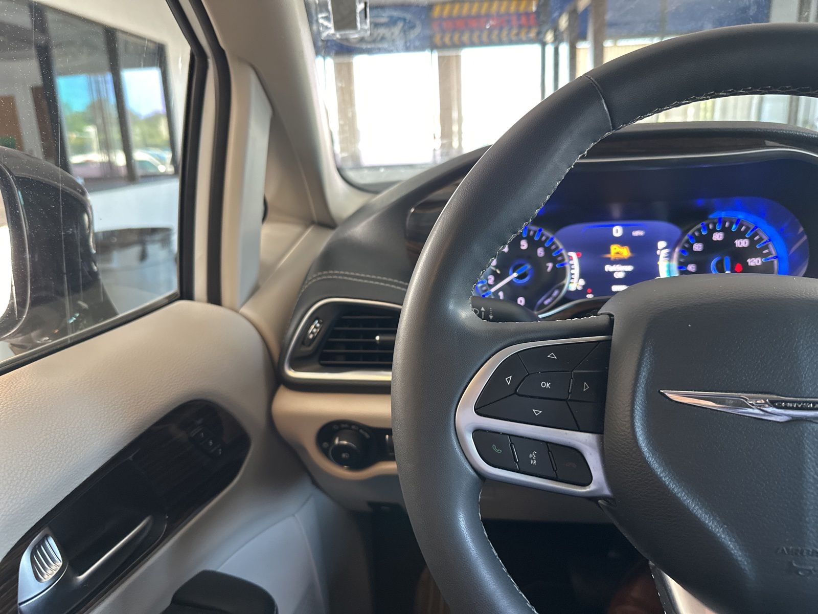 Used 2023 Chrysler Pacifica - photo 25
