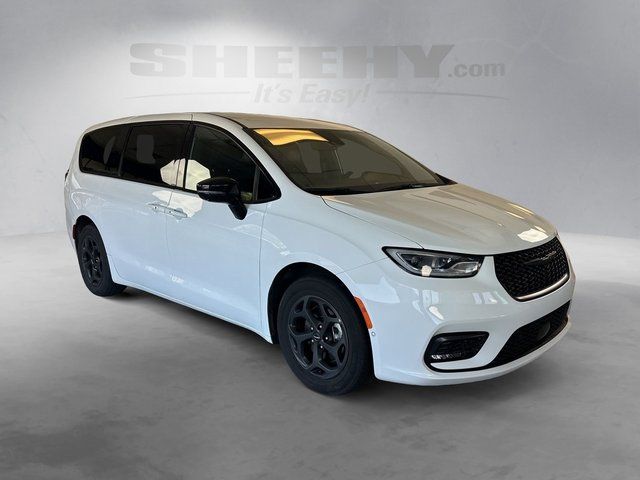 Used 2024 Chrysler Pacifica - photo 2