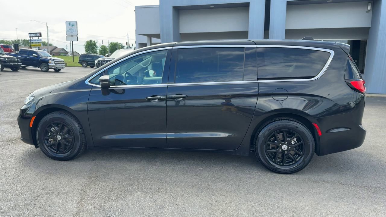 Used 2023 Chrysler Pacifica - photo 8