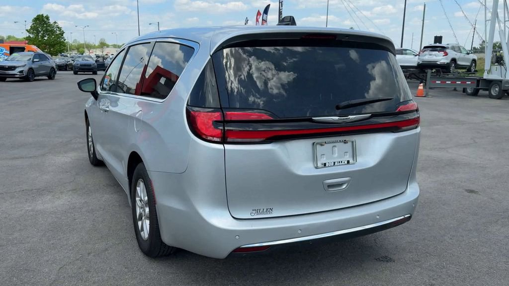 Used 2024 Chrysler Pacifica - photo 2