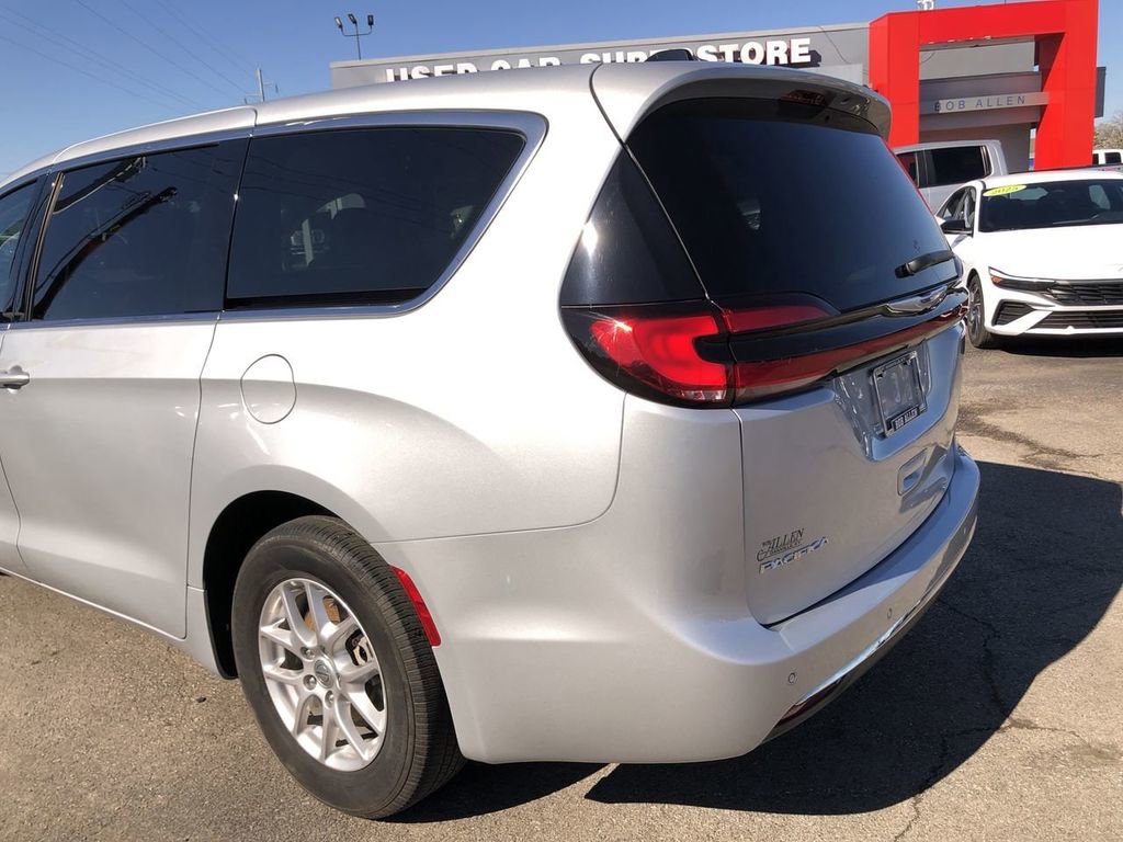 Used 2024 Chrysler Pacifica - photo 2