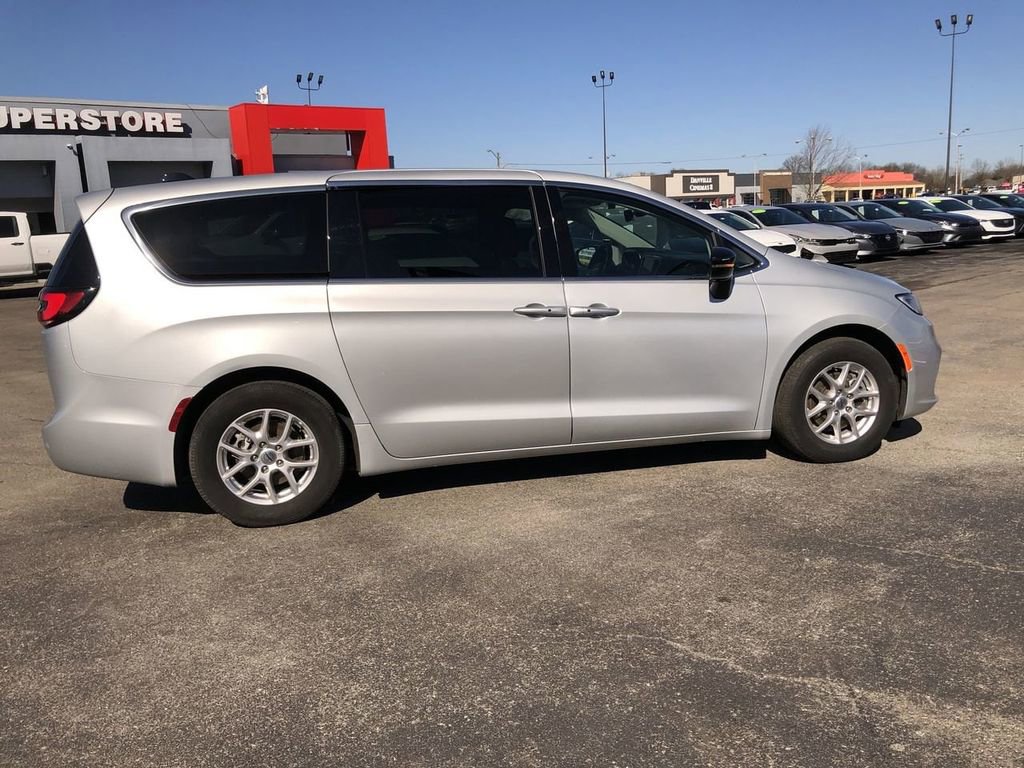 Used 2024 Chrysler Pacifica - photo 9