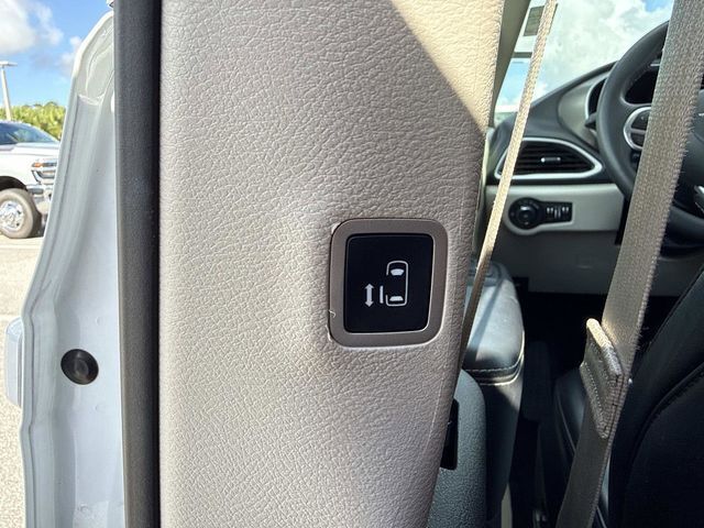 Used 2023 Chrysler Pacifica - photo 21