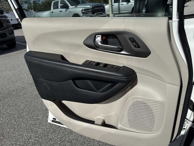 Used 2023 Chrysler Pacifica - photo 23