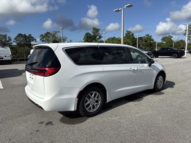 Used 2023 Chrysler Pacifica - photo 2
