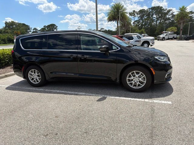 Used 2024 Chrysler Pacifica - photo 2