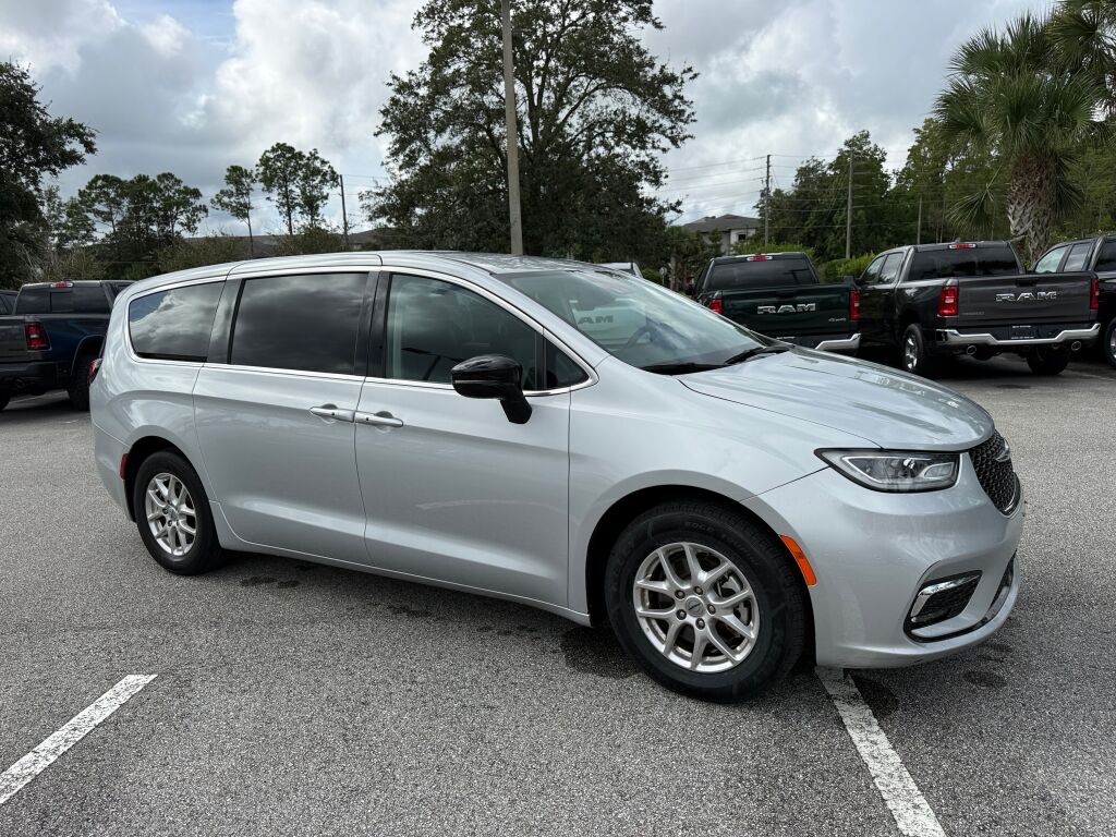Used 2024 Chrysler Pacifica - photo 1