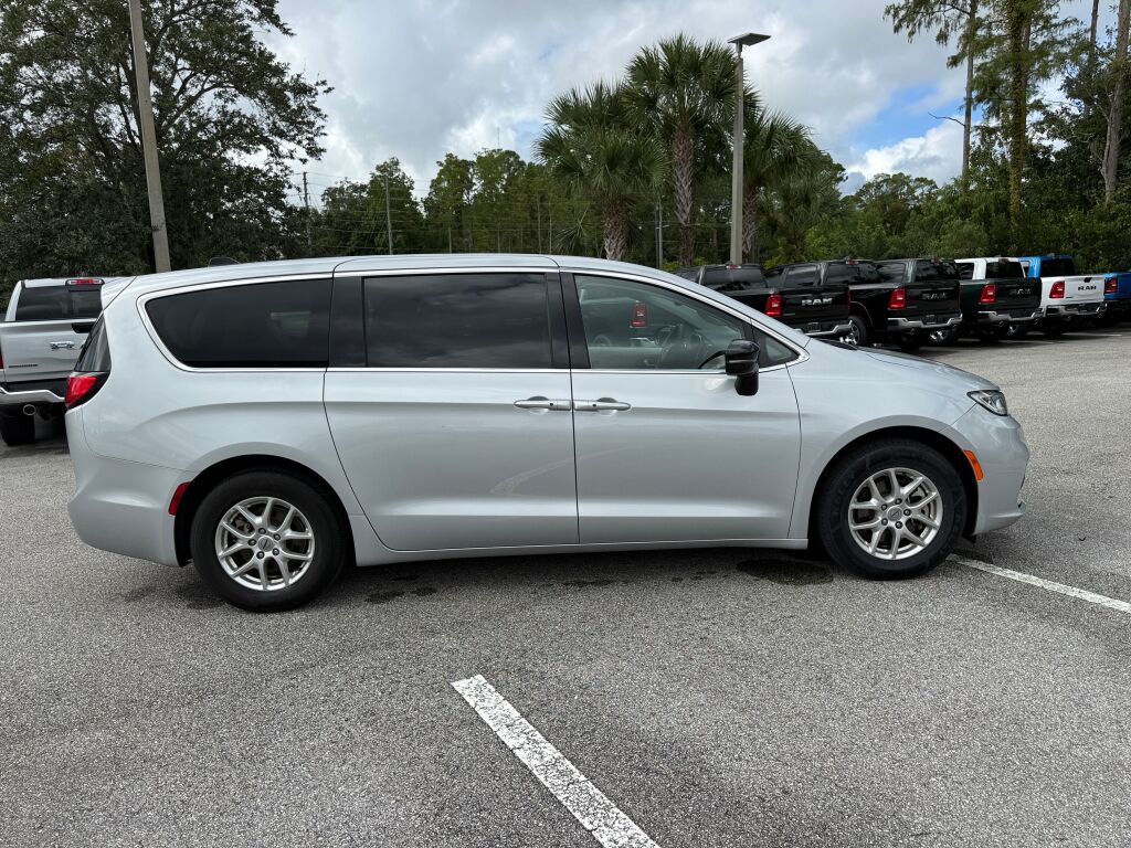 Used 2024 Chrysler Pacifica - photo 2