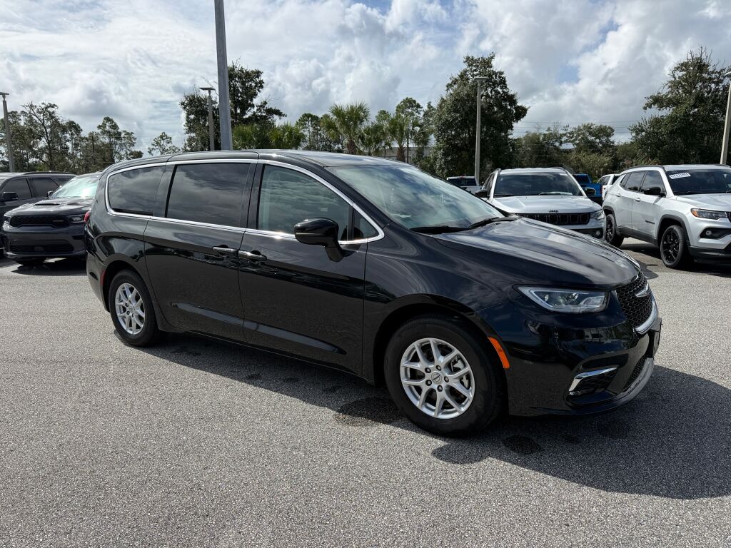 Used 2024 Chrysler Pacifica - photo 1