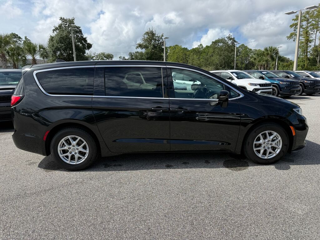 Used 2024 Chrysler Pacifica - photo 2
