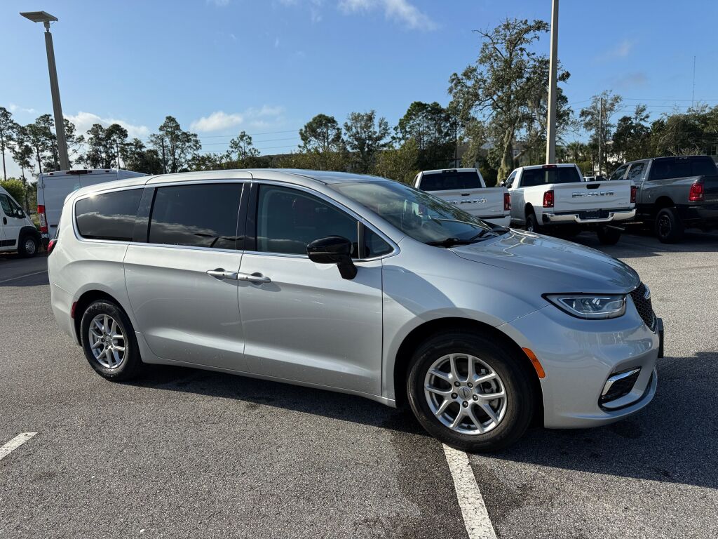 Used 2024 Chrysler Pacifica - photo 1