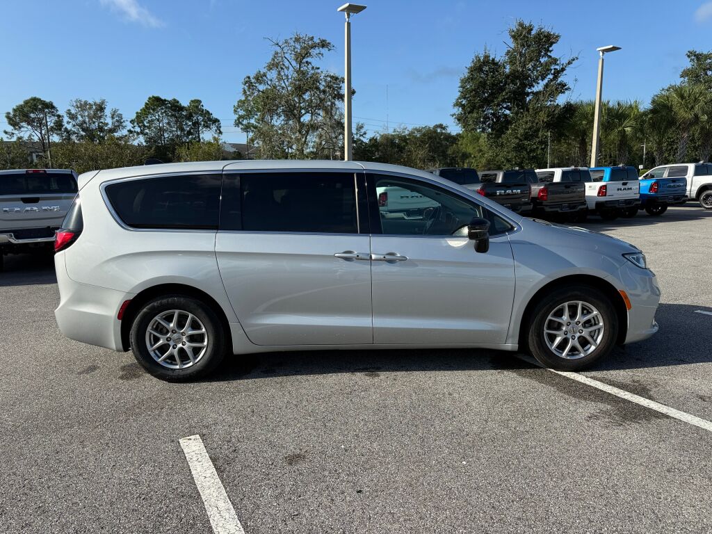 Used 2024 Chrysler Pacifica - photo 2