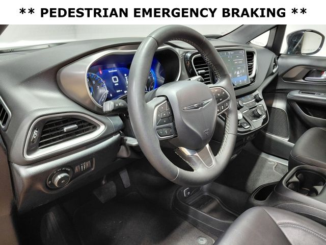 Used 2025 Chrysler Pacifica - photo 13