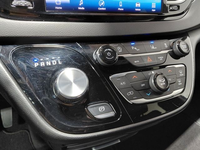 Used 2025 Chrysler Pacifica - photo 40