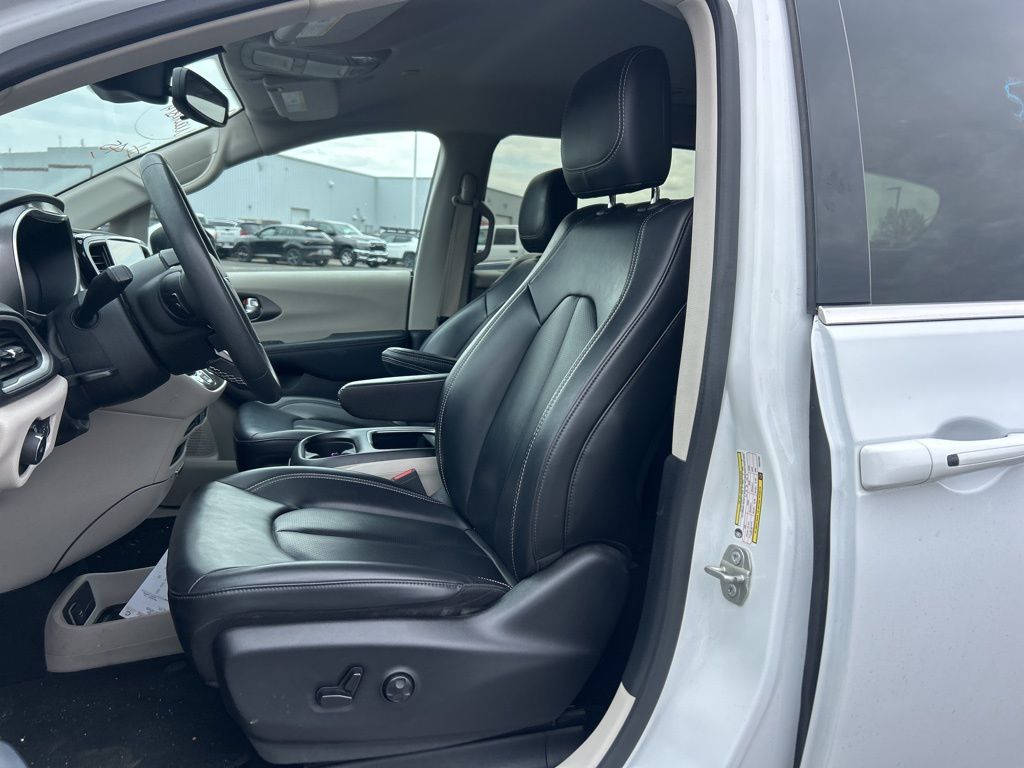 Used 2023 Chrysler Pacifica - photo 10