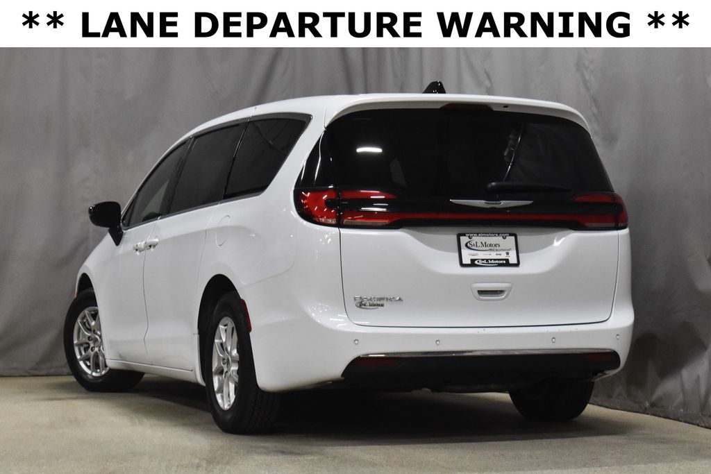 Used 2025 Chrysler Pacifica - photo 8