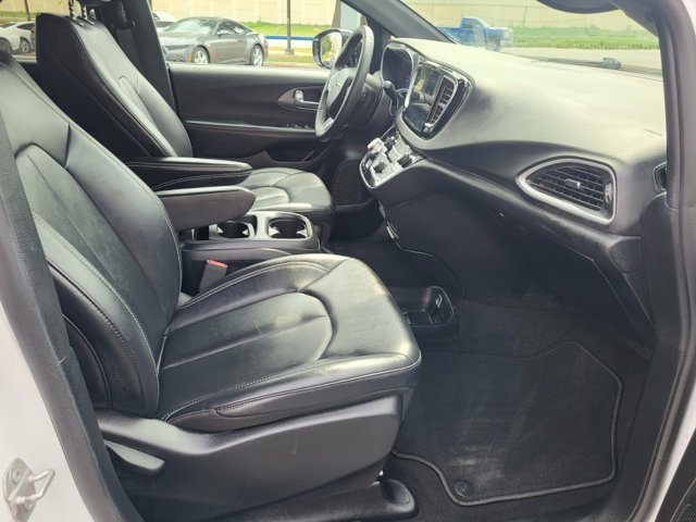 Used 2025 Chrysler Pacifica - photo 13
