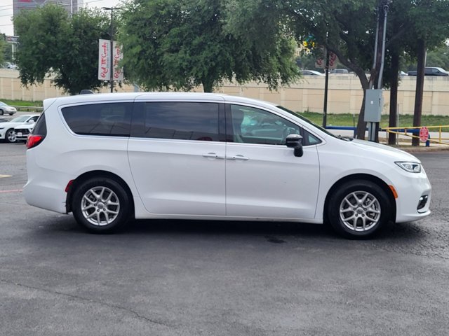 Used 2025 Chrysler Pacifica - photo 2