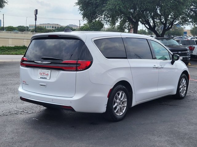 Used 2025 Chrysler Pacifica - photo 5