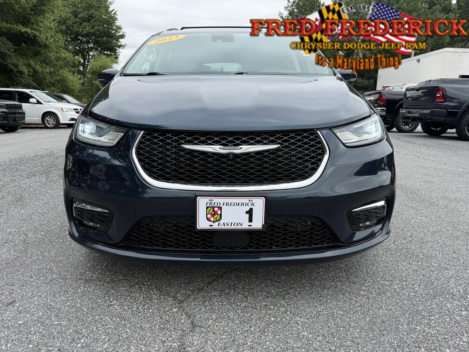 Used 2023 Chrysler Pacifica - photo 2