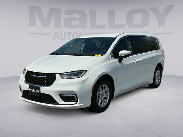 Used 2023 Chrysler Pacifica - photo 5