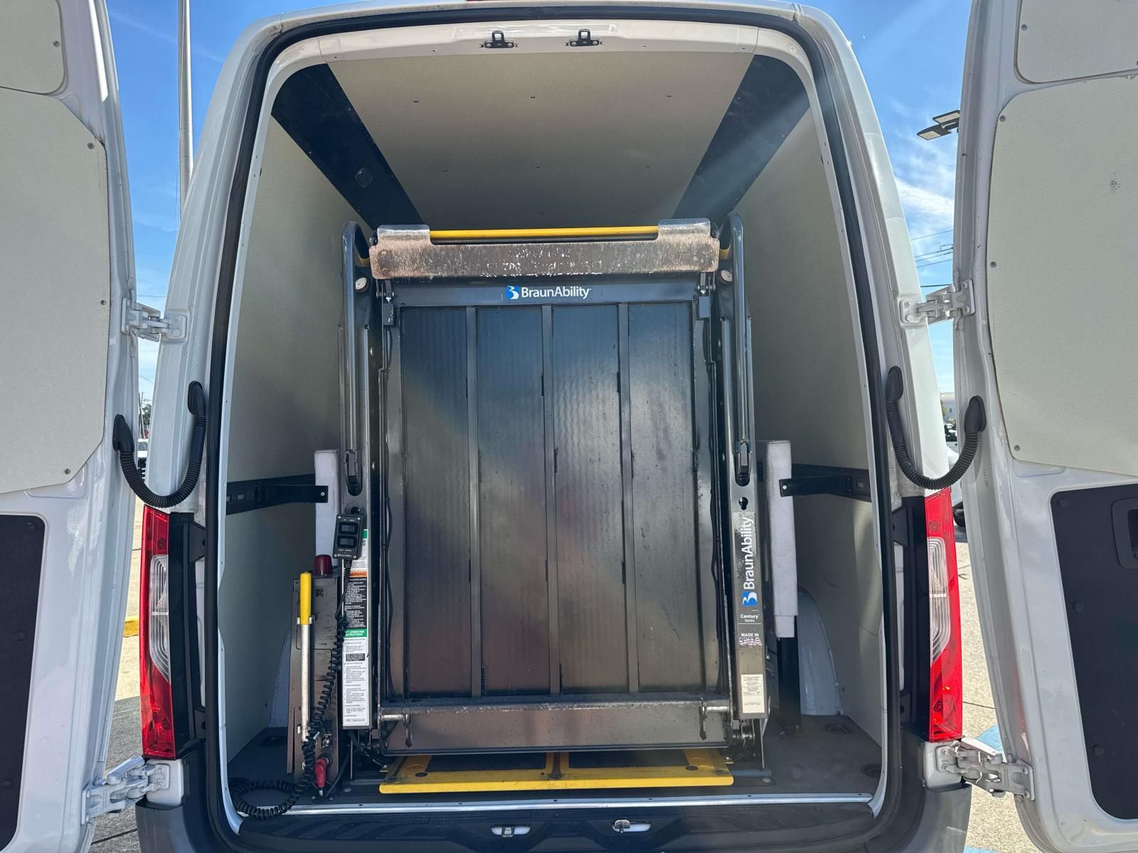 Used 2020 Freightliner Sprinter 2500 Empty Cargo Van - photo 2