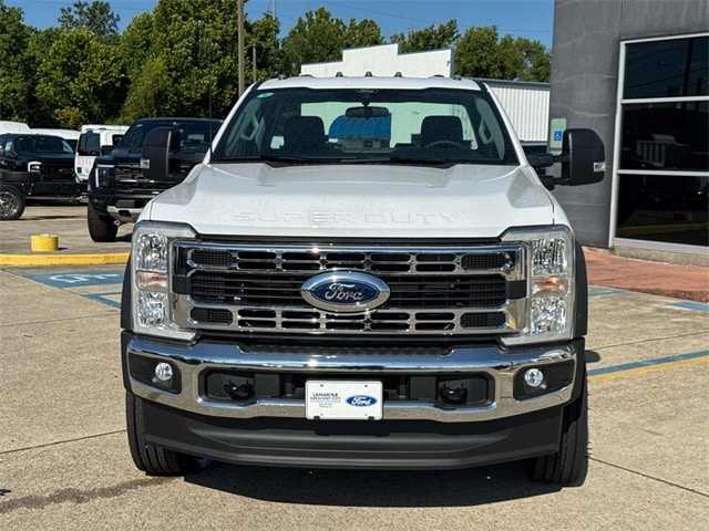 2025 Ford F-600 photo 2