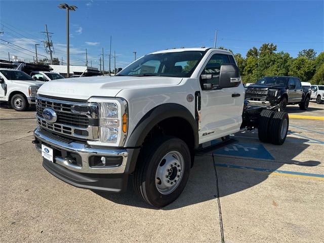 2025 Ford F-600 photo 2