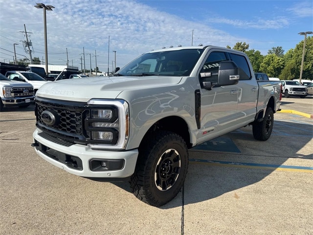 2025 Ford F-350 Lariat photo 4