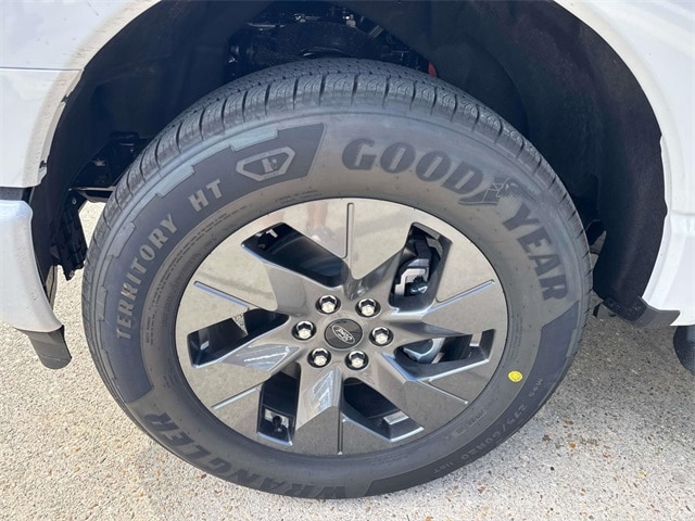 2025 Ford F-150 Lightning photo 4