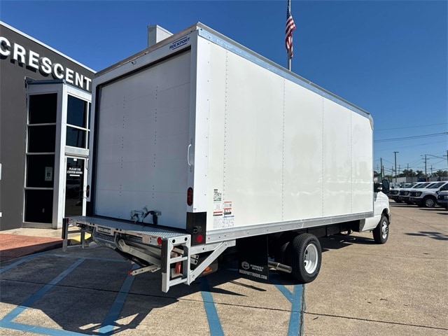 2026 Ford E-450 photo 2