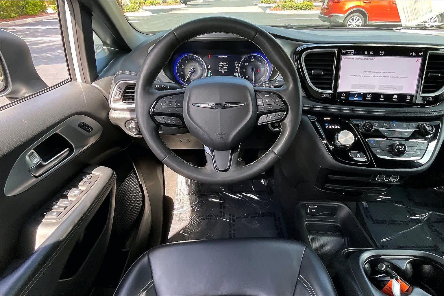 Used 2023 Chrysler Pacifica - photo 8