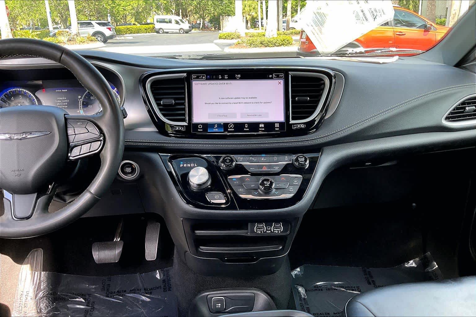 Used 2023 Chrysler Pacifica - photo 9