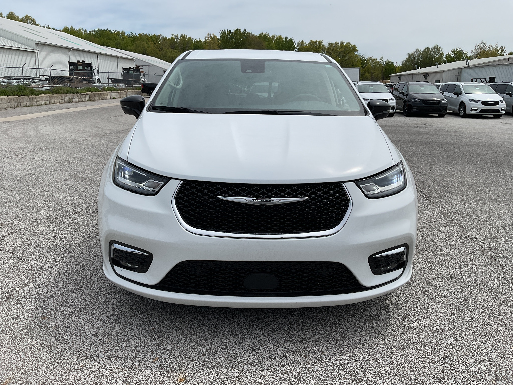 Used 2024 Chrysler Pacifica - photo 2