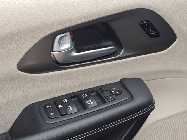 Used 2023 Chrysler Pacifica - photo 32