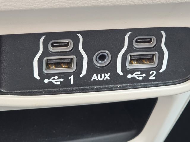 Used 2023 Chrysler Pacifica - photo 9