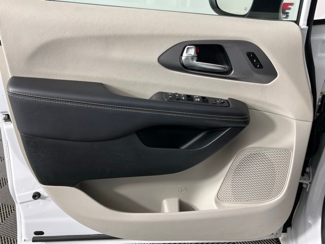 Used 2023 Chrysler Pacifica - photo 23