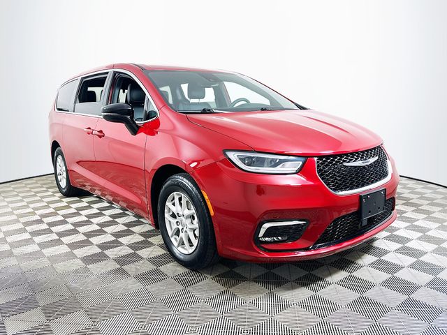 Used 2025 Chrysler Pacifica - photo 1