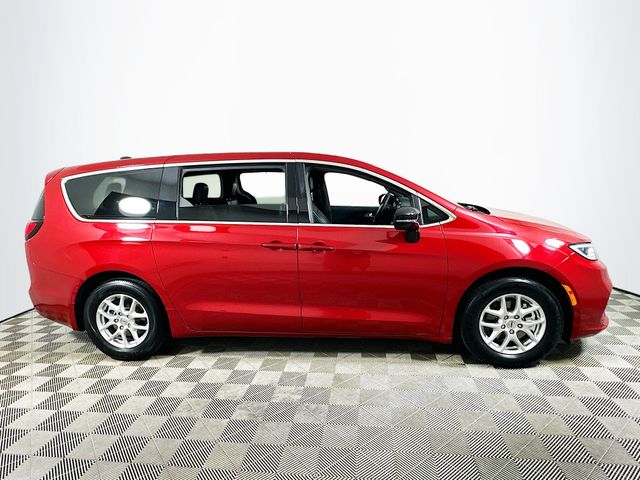 Used 2025 Chrysler Pacifica - photo 5